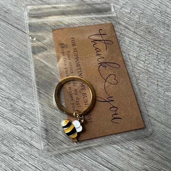 Bumble bee 🐝 cosmetic bag with matching keychain and ponytail. - Picture 5 of 9